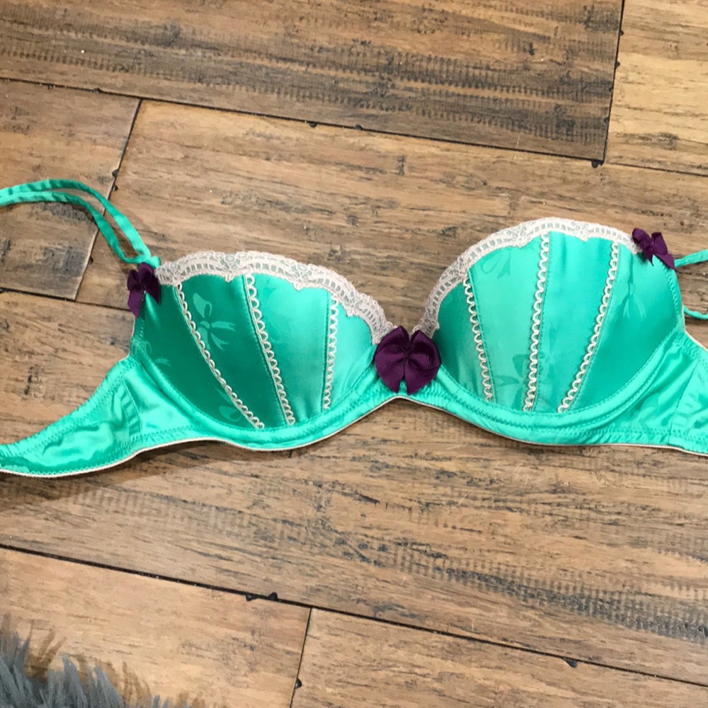 Shipping today buy now Victoria secret bra